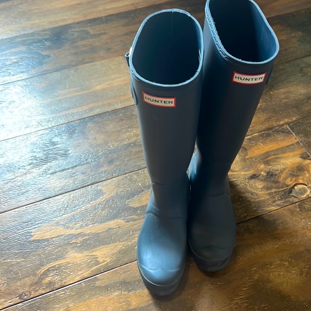 Women’s navy Hunter boots